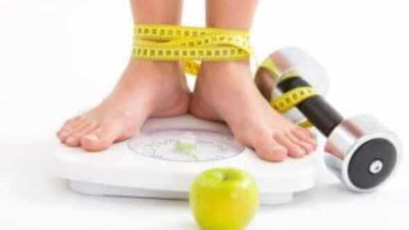 Kad išvengtumėte venų varikozės išsivystymo, turite kovoti su antsvoriu ir tinkamai maitintis.